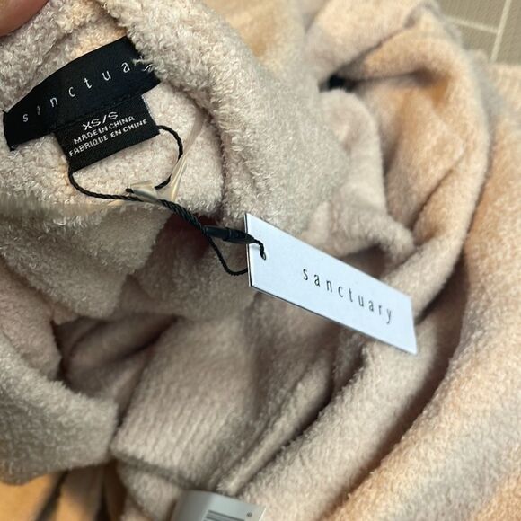 Sanctuary

Maxi Belted Robe. ROSE 💕 - Picture 4 of 4